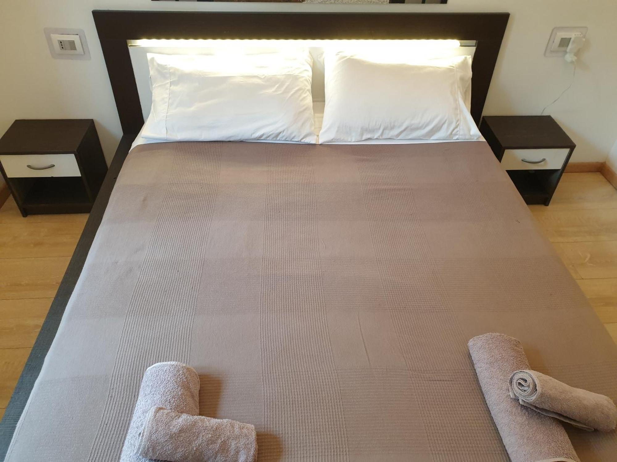 Your Lovely Home, Porta Venezia-1 Queen Bed, 3 Single Beds, 1 Sofa Bed- Milan Exterior photo